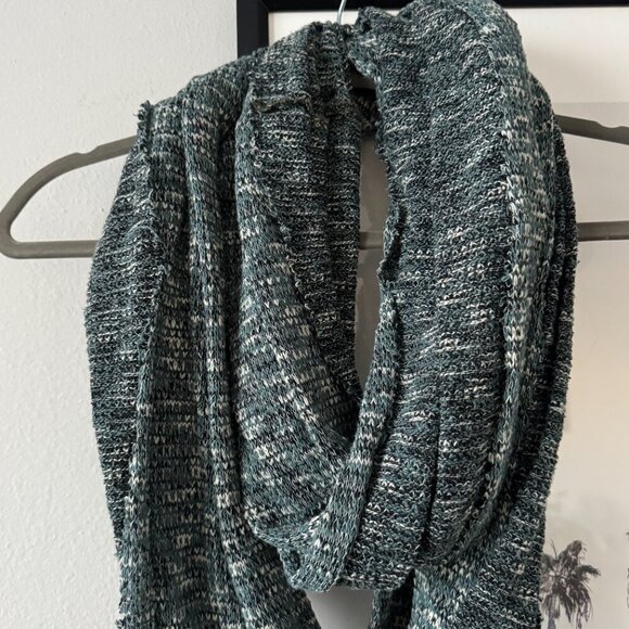 LF | NWOT Gray Marled Knit Infinity Circle Scarf One Size - Picture 3 of 4